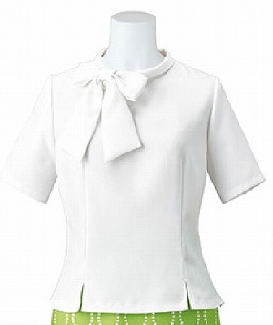 淡い色のおもてなし服におすすめのブラウス。。