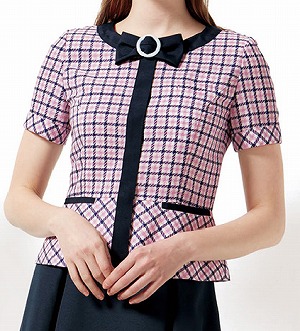 フロントが比翼仕立てのライトジャケット。