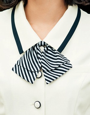 ティアードのリボンとくるみボタンが印象的。