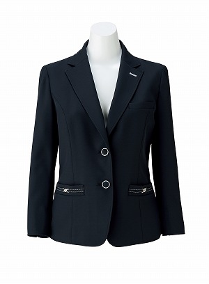 動きやすく信頼感のあるネイビースーツ。