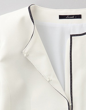 ジャケットのフロントはホック仕様。